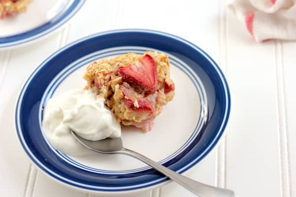 Strawberry baked oatmeal with greek yogurt